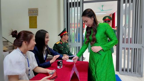 Cử tri Lê Thị Thương thực hiện các quy trình bầu cử theo quy định. Ảnh: Công Sơn