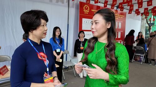 Cử tri Lê Thị Thương trao đổi với lực lượng chức năng phường Cầu Giấy. Ảnh: Công Sơn