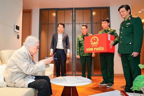 Tổ bầu cử phường Hai Bà Trưng (Hà Nội) và lực lượng chức năng đã mang hòm phiếu phụ đến bệnh viện để hỗ trợ nguyên Phó Chủ tịch nước Nguyễn Thị Bình thực hiện quyền bầu cử. Ảnh: Ủy ban Bầu cử Phường Hai Bà Trưng