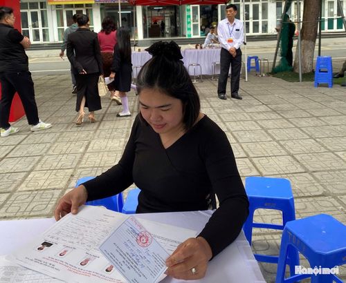 Chị Trần Thị Thắm nghiên cứu tiểu sử các ứng cử viên để bầu cử sau khi trở thành công dân của xã Bình Minh, sau nhiều năm sinh sống và làm việc tại Hà Nội. Ảnh Đ.Đ