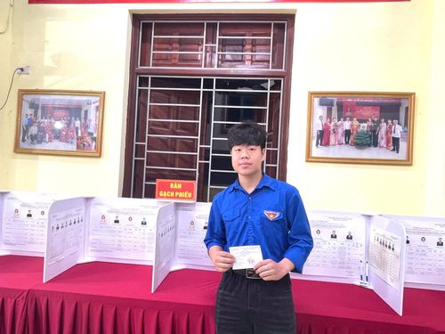 Cử tri trẻ Nguyễn Đình Sơn, tổ dân phố Thượng (tổ bầu cử số 1, phường Thanh Liệt) lần đầu thực hiện quyền công dân trong ngày bầu cử. Ảnh: Đào Tuyết.