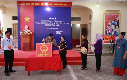 Quá trình bầu cử ở xã Minh Châu diễn ra vui tươi, phấn khởi, trang nghiêm và đúng quy định.
