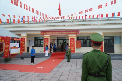 Công tác bảo đảm an ninh trật tự được duy trì thường xuyên, triển khai nghiêm túc tại các khu vực bỏ phiếu. Trong ảnh: Khu vực bỏ phiếu số 02 xã Trần Phú. Ảnh: Minh Khiêm