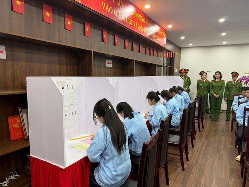 Những người đang bị tạm giữ, tạm giam tại Trại tạm giam số 1, Công an TP Hà Nội tham gia bỏ phiếu. Ảnh: Trại tạm giam số 1, Công an TP Hà Nội cung cấp