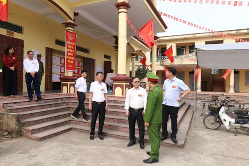 Bí thư Đảng ủy xã Phúc Sơn động viên lực lượng chức năng làm nhiệm vụ bảo đảm an ninh, an toàn khu vực bầu cử trên địa bàn xã. Ảnh: Kim Nhuệ