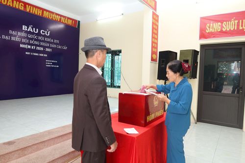 Những cử tri cuối cùng của thôn Mỹ Tiên, xã Phúc Sơn bỏ phiếu, giúp khu vực bầu cử số 40 hoàn thành công tác bầu cử từ 14h ngày 15-3. Ảnh: Kim Nhuệ