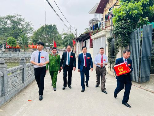 Các thành viên Tổ bầu cử số 4 thôn Song Khê trực tiếp mang hòm phiếu phụ đến tận nhà cử tri già yếu. Ảnh: Ánh Ngọc 