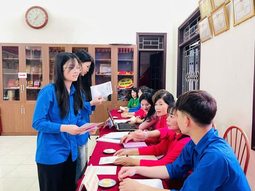 Cử tri trẻ tuổi xã Ô Diên lần đầu tham gia bỏ phiếu. Ảnh: Ánh Bình