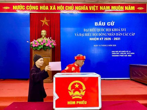 Cử tri khu vực bỏ phiếu số 15 tham gia bỏ phiếu. Ảnh: Hữu Phượng