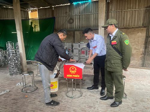 Các tổ bỏ phiếu chuẩn bị hòm phiếu phụ mang đến tận nhà cử tri cao tuổi. Ảnh: Hữu Phượng