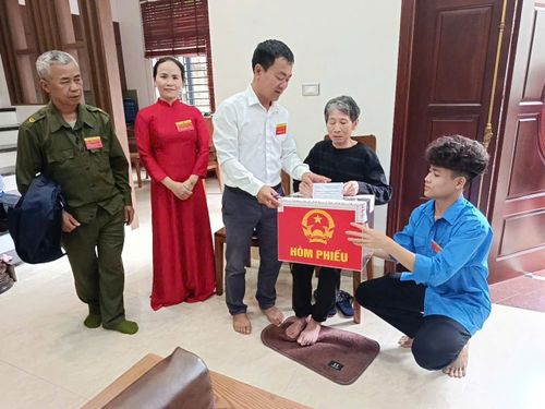 Cử tri cao tuổi xã Ô Diên bỏ phiếu tại nhà bằng hòm phiếu phụ. Ảnh: Hữu Phượng
