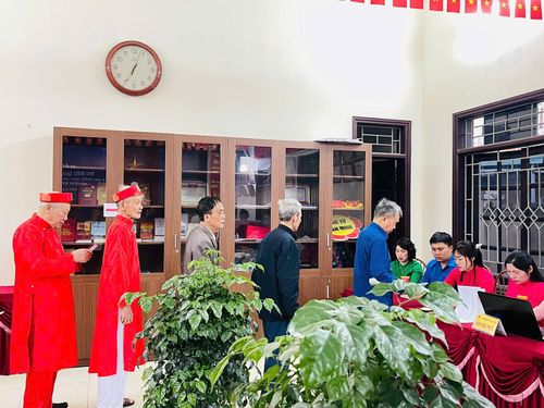 Cử tri cao tuổi khu vực bỏ phiếu số 21 tham gia bầu cử từ sáng sớm ngày 15-3. Ảnh: Ánh Bình