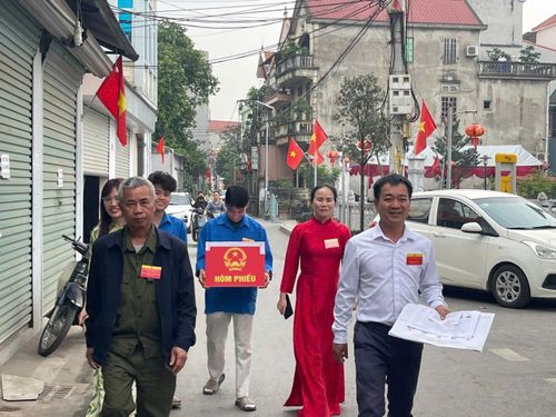 Các tổ bầu cử tổ chức mang hòm phiếu phụ tới tận nhà, hỗ trợ các cử tri cao tuổi thực hiện bầu cử. Ảnh: Ánh Bình