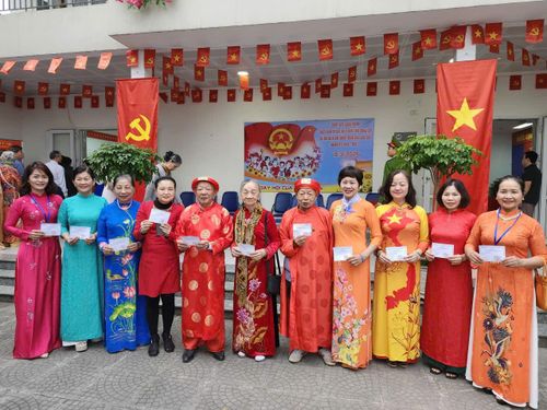 Sự động viên kịp thời của đại diện Hội phụ nữ phường đến với các cử tri cao tuổi. Ảnh: PV