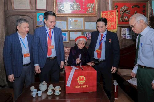 Bí thư Đảng ủy, Chủ tịch HĐND, Chủ tịch Ủy ban Bầu cử phường Phúc Lợi Nguyễn Thế Thạch thăm hỏi động viên cụ Chu Thị Nhớn (101 tuổi) tham gia bỏ phiếu. Ảnh: PV