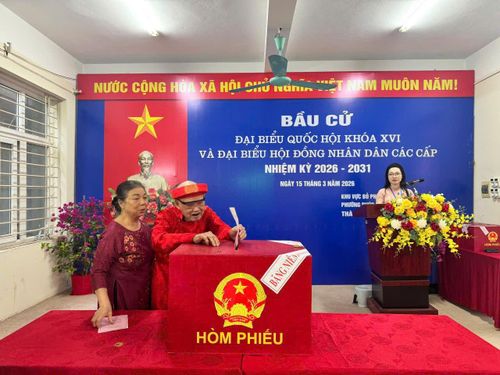 Cụ Nguyễn Văn Lũy – 104 tuổi trực tiếp tham gia bỏ phiếu tại khu vực bầu cử số 1. Ảnh: PV