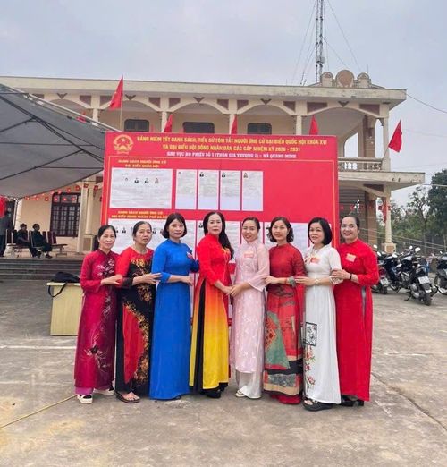 Phụ nữ Quang Minh phấn khởi, mặc áo dài duyên dáng trong ngày hội non sông. Ảnh: PV