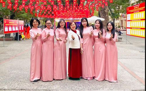 Cô giáo trẻ Lê Hân (thứ ba từ trái sang), cùng cô giáo Hiệu trưởng (ảnh giữa) và các đồng nghiệp trường THCS Đống Đa tham gia công tác phục vụ bầu cử ngày 15 -3. Ảnh: AN