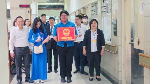 Thùng phiếu lưu động tại Bệnh viện Bạch Mai (phường Kim Liên). Ảnh: AN