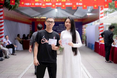 Bạn trẻ Kim Liên "diện" áo dài đi bầu cử và không quên chụp ảnh lưu lại phút giây đáng nhớ. Ảnh: AN