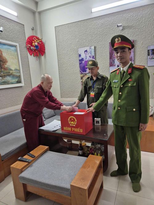 Hòm phiếu phụ "lưu động" đến tận nhà cho cử tri cao tuổi thực hiện nghĩa vụ công dân. Tính đến 16h30, đây là hòm phiếu phụ dành cho cử tri đầu tiên. Ảnh: PV