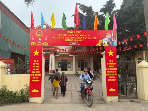 Cử tri háo hức đi bỏ phiếu tại khu vực bỏ phiếu số 1, thôn Thái Bình. Ảnh: PV