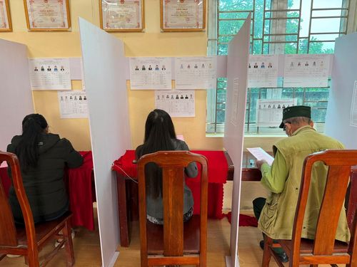 Cử tri lựa chọn những người đại biểu tiêu biểu vào cơ quan dân cử. Ảnh: PV
