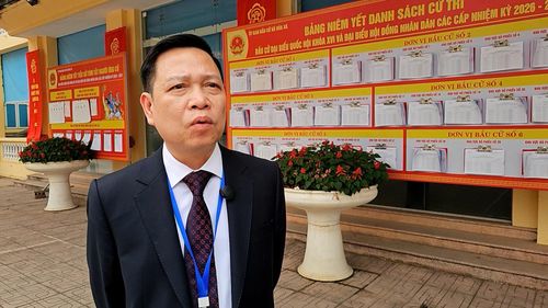 Phó Bí thư Đảng ủy, Chủ tịch UBND xã Hòa Xá, Phó Trưởng ban Chỉ đạo bầu cử, Phó Chủ tịch Ủy ban Bầu cử xã Dương Tuấn Anh thông tin về tình hình công tác bầu cử trên địa bàn xã. Ảnh: PV