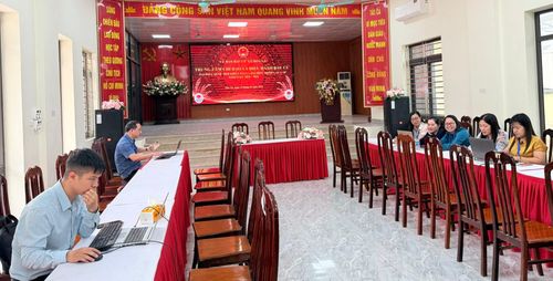 Trung tâm chỉ đạo điều hành bầu cử của Ủy ban Bầu cử xã Hòa Xá đang thực hiện nhiệm vụ. Ảnh: PV
