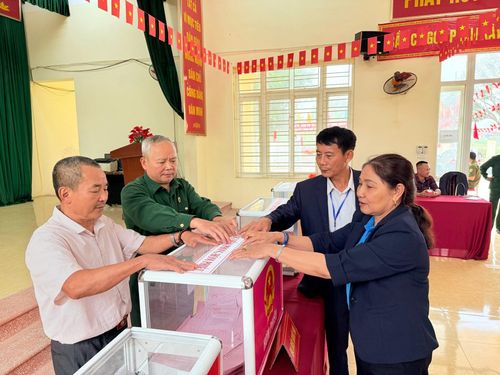 Khu vực bỏ phiếu số 16, thôn Quán Xá niêm phong hòm phiếu sau khi 100% cử tri đã thực hiện bỏ phiếu. Ảnh: PV