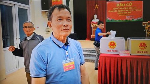 Ông Nguyễn Văn Ninh chia sẻ thông tin với phóng viên tại Khu vực bầu cử số 1, thôn Thái Bình. Ảnh: PV