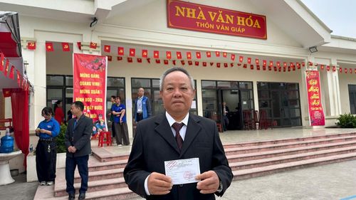 Cử tri Trần Quyết Thắng, thôn Văn Giáp phấn khởi đi bầu cử. Ảnh: Công Tâm