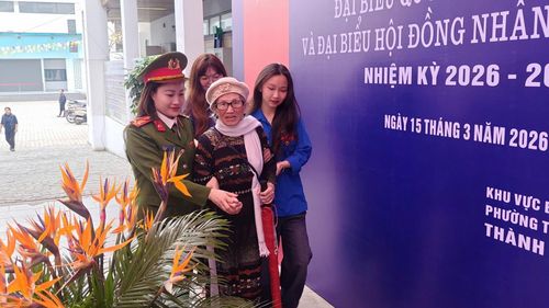 Tuổi trẻ Tây Hồ hỗ trợ người cao tuổi đi lại khó khăn tham gia bỏ phiếu. Ảnh: PV