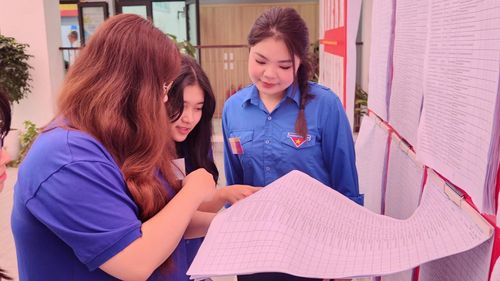Những màu áo xanh tình nguyện góp phần tạo nên không khí sôi nổi trong ngày bầu cử. Ảnh: PV