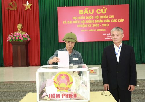 Cử tri Phan Văn Phong, thôn Trung Hà, tạm gác công việc đồng ruộng để đến khu vực bỏ phiếu số 1 xã Yên Lãng thực hiện bỏ phiếu.