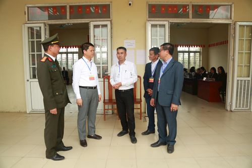 Chủ tịch UBND xã Yên Lãng Lê Văn Khương kiểm tra công tác bầu cử tại Nhà văn hóa thôn Hoàng Kim, xã Yên Lãng.