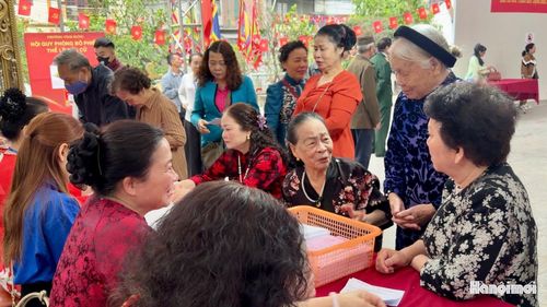 Nhiều cử tri cao tuổi phấn khởi tham gia bầu cử. Ảnh: Tuấn Dũng