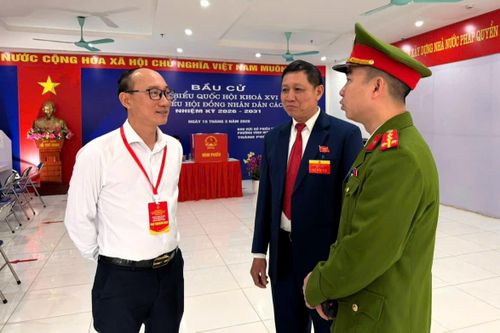 Phó Bí thư Đảng ủy, Chủ tịch UBND phường Vĩnh Hưng Phạm Hải Bình đến kiểm tra công tác bầu cử và động viên các thành viên tổ bầu cử, lực lượng đảm bảo an ninh Khu vực bỏ phiếu số 2, phường Vĩnh Hưng, tổ chức tại Tòa nhà UDIC Riverside 1. Ảnh: Thương Huế