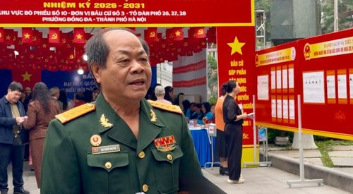 Ông Bùi Thanh Nguyện vinh dự khoác màu áo lính đi bỏ phiếu tại khu vực bỏ phiếu số 10 - Gò Đống Đa. Ảnh: Hoa Thành