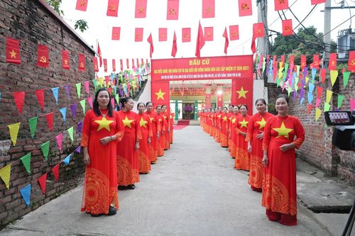 Chị em hội viên phụ nữ trong trang phục áo dài phấn khởi trong ngày hội của dân tộc. Ảnh PV