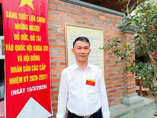 Bí thư chi bộ, Tổ trưởng Tổ bầu cử số 6, Đình thôn Bạch Trữ Đỗ Quang Long chia sẻ. Ảnh PV