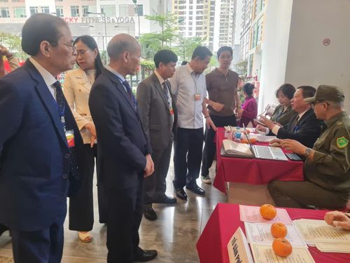 Lãnh đạo phường Xuân Đỉnh kiểm tra khu vực bỏ phiếu số 8. Ảnh: PV