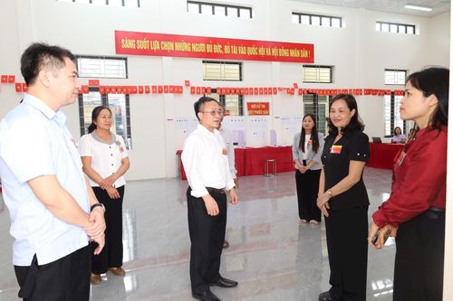 Bí thư Đảng ủy, Chủ tịch HĐND, Chủ tịch Ủy ban Bầu cử xã Phúc Sơn lưu ý các tổ bầu cử thực hiện đúng quy định về thời gian kiểm phiếu. Ảnh: Kim Nhuệ