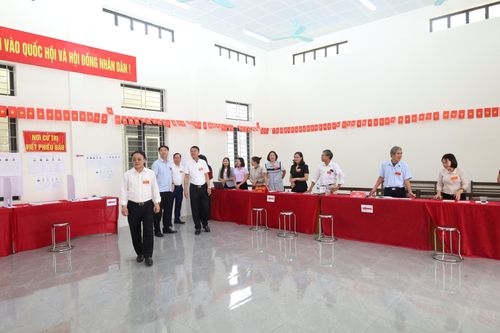Ban Chỉ đạo Bầu cử xã Phúc Sơn kiểm tra các khu vực bầu cử sau khi 100% cử tri đã đi bỏ phiếu. Ảnh: Kim Nhuệ