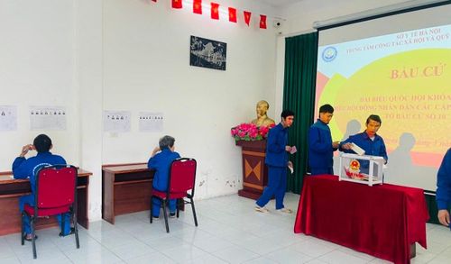 Cử tri bỏ phiếu bầu cử tại Trung tâm Công tác xã hội và Quỹ Bảo trợ trẻ em Hà Nội. Ảnh: TTCTXH