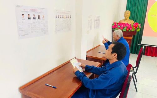Trước khi bỏ phiếu, các đối tượng tiếp tục nghiên cứu danh sách ứng cử viên. Ảnh: TTCTXH