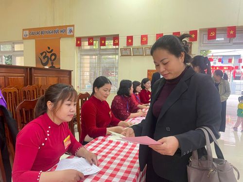 Cử tri Phí Thị Châm thực hiện quy trình bỏ phiếu theo quy định tại khu vực bỏ phiếu số 40. Ảnh: PV