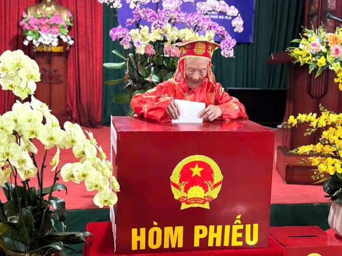 Cử tri Nguyễn Thị Mùi, 104 tuổi bỏ phiếu bầu cử tại khu vực bỏ phiếu số 6. Ảnh: PV