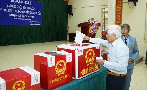 Cử tri cao niên xã Chuyên Mỹ tích cực, gương mẫu trong việc tham gia bỏ phiếu. Ảnh: ML