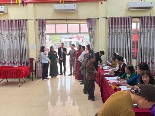 Đông đảo cử tri xã Chuyên Mỹ đi bỏ phiếu từ sớm. Ảnh: ML